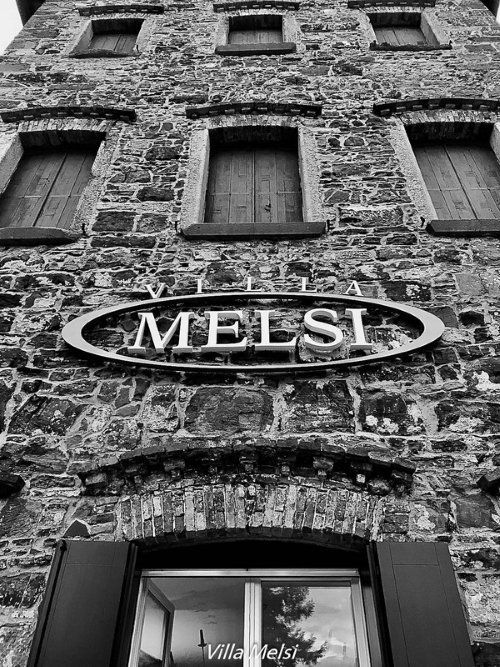 Ingresso di edificio in pietra con logo
