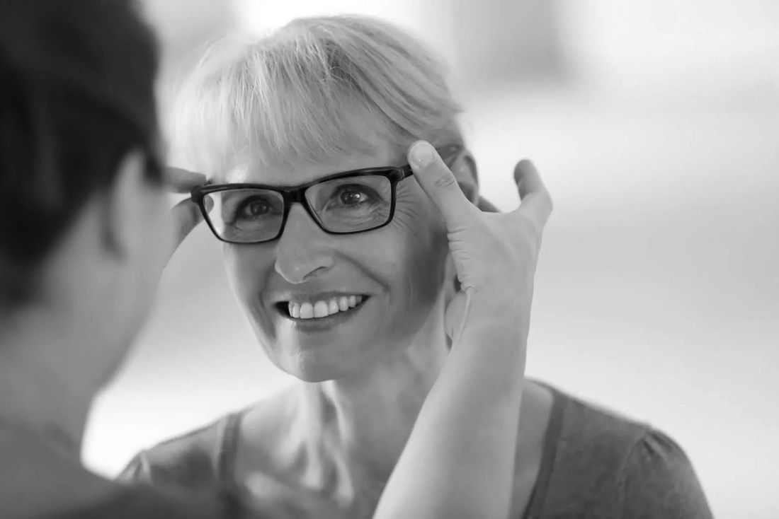 signora prova occhiali da vista