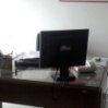 un monitor sopra una scrivania