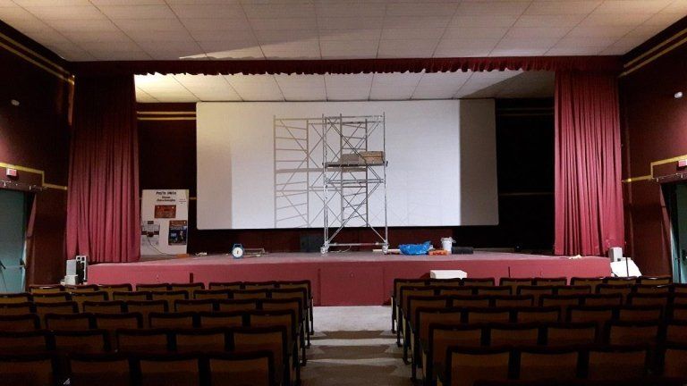 Installazione di arredamento per teatri