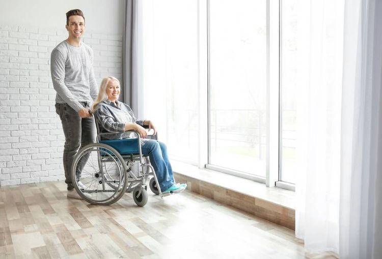 Ragazza disabile e ragazzo