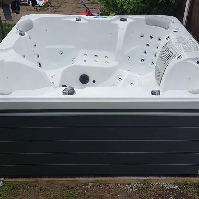White swim spa tub