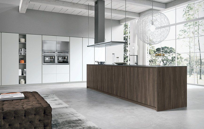 una cucina con mobili di color bianco e una penisola