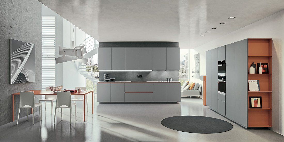 una cucina a blocco di color grigio e arancione