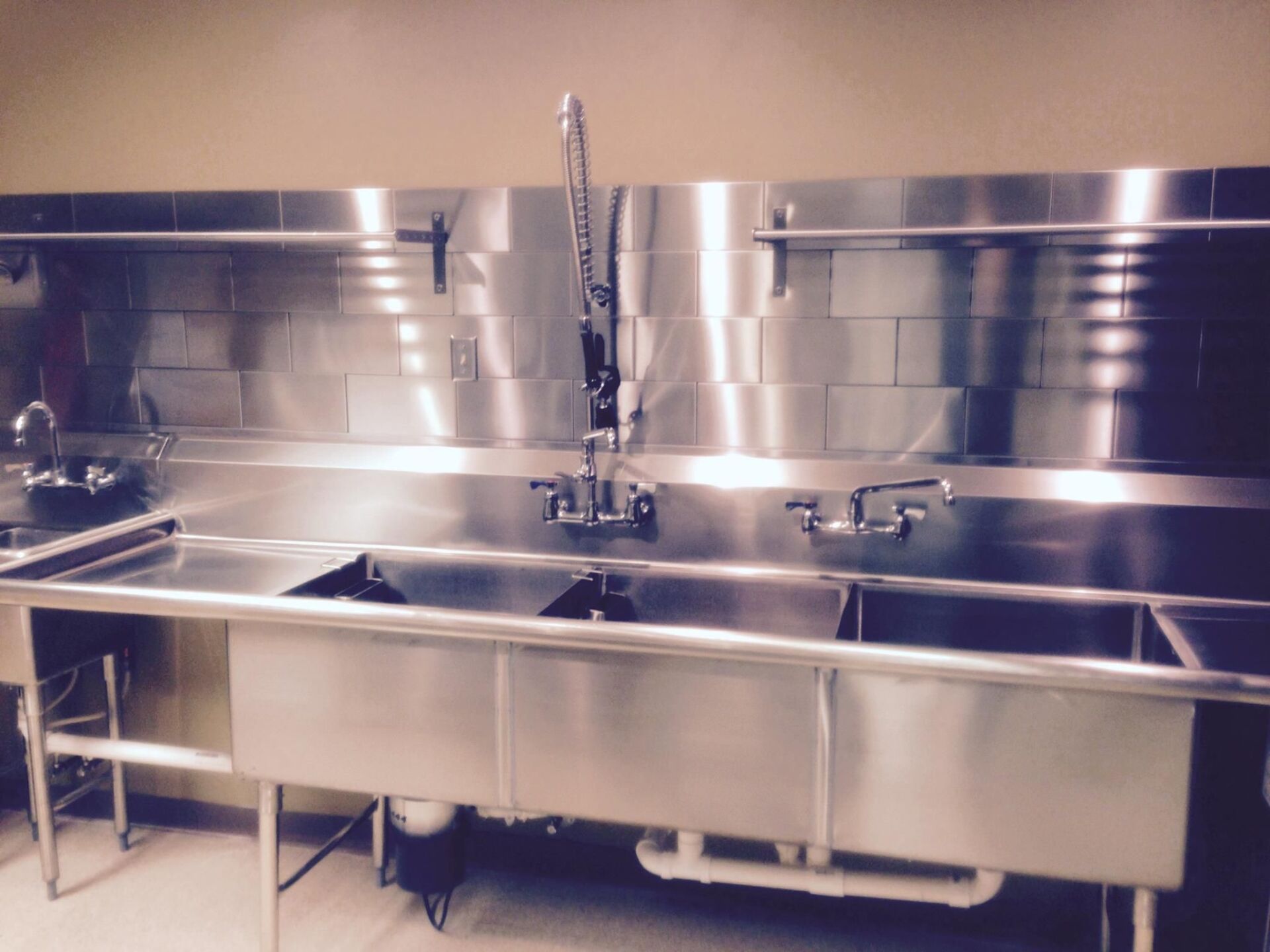STAINLESS STEEL BACKSPLASH INSTALLATION