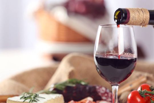 bicchiere di vino rosso con tagliere