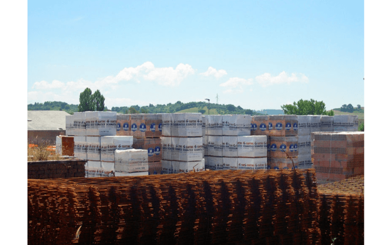 ampio deposito di materiali per edilizia