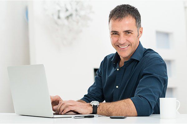 picture of person treated by chiropractor treating shoulder problem