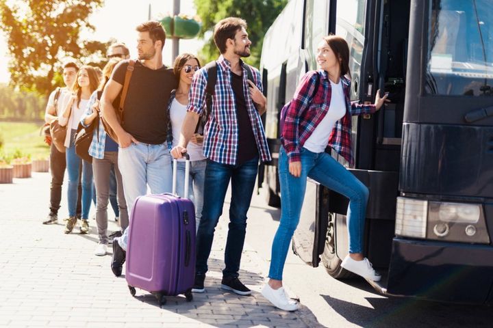 Giovani che salgono su pullman