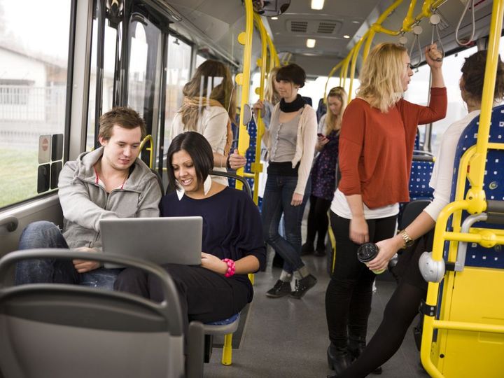 Persone su un autobus