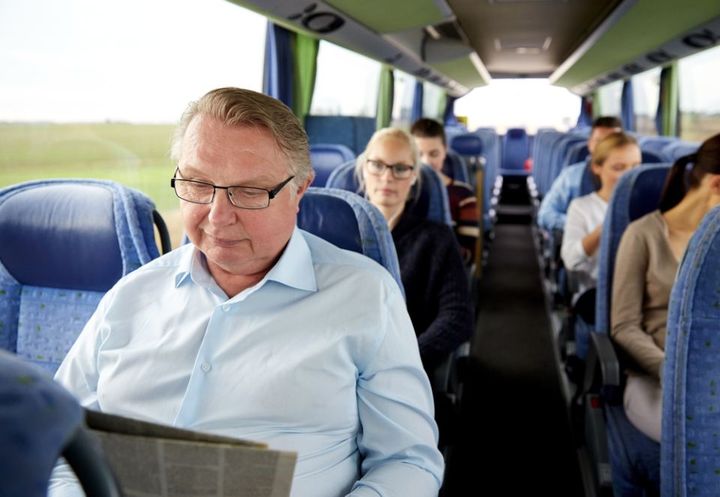 Viaggiatori su autobus