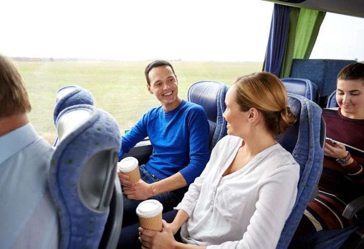 giovani in viaggio su autobus