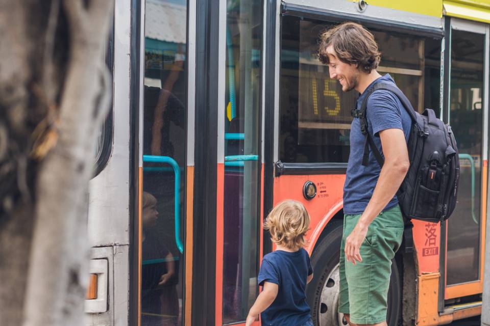 Padre e figlio che salgono su autobus