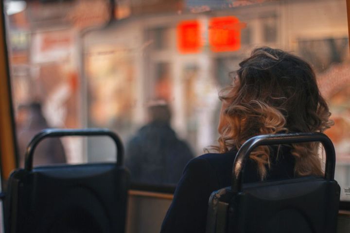 Donna su autobus