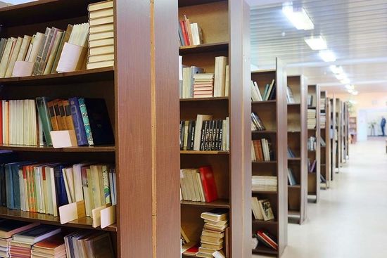 scaffali di libri