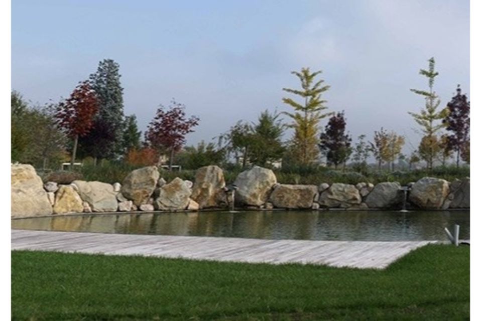 giardino con lago