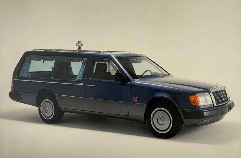 carro funebre nero dell'agenzia funebre