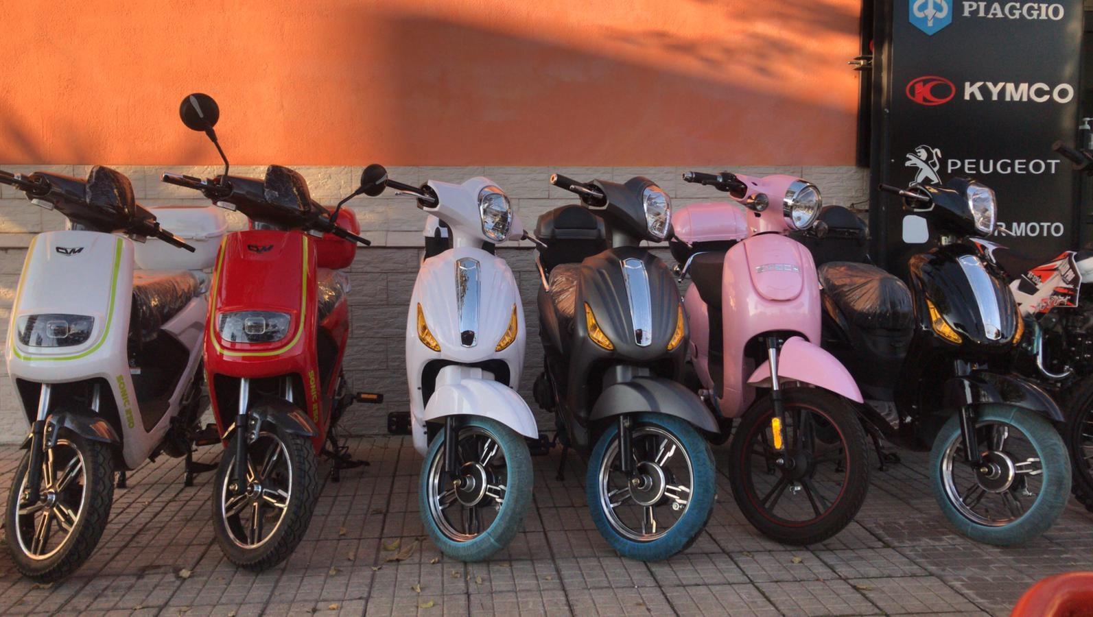scooter parcheggiati