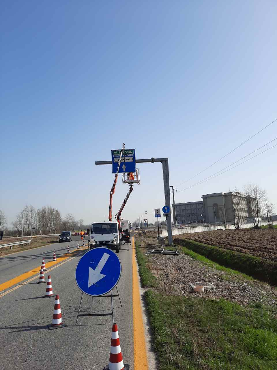 Intervento in strada per cartellone