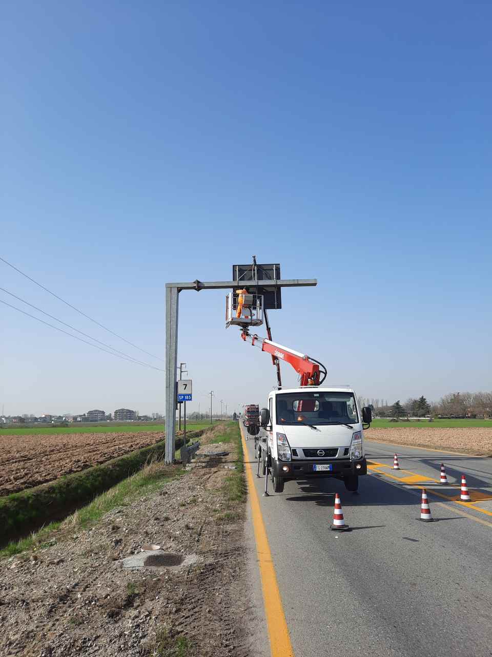 Installazione segnale con gru