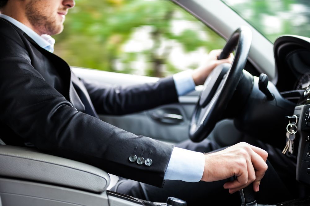uomo alla guida di auto a noleggio