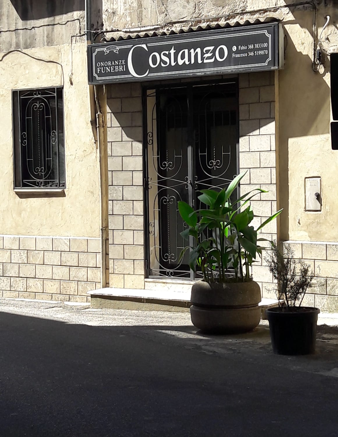 Esterno agenzia funebre