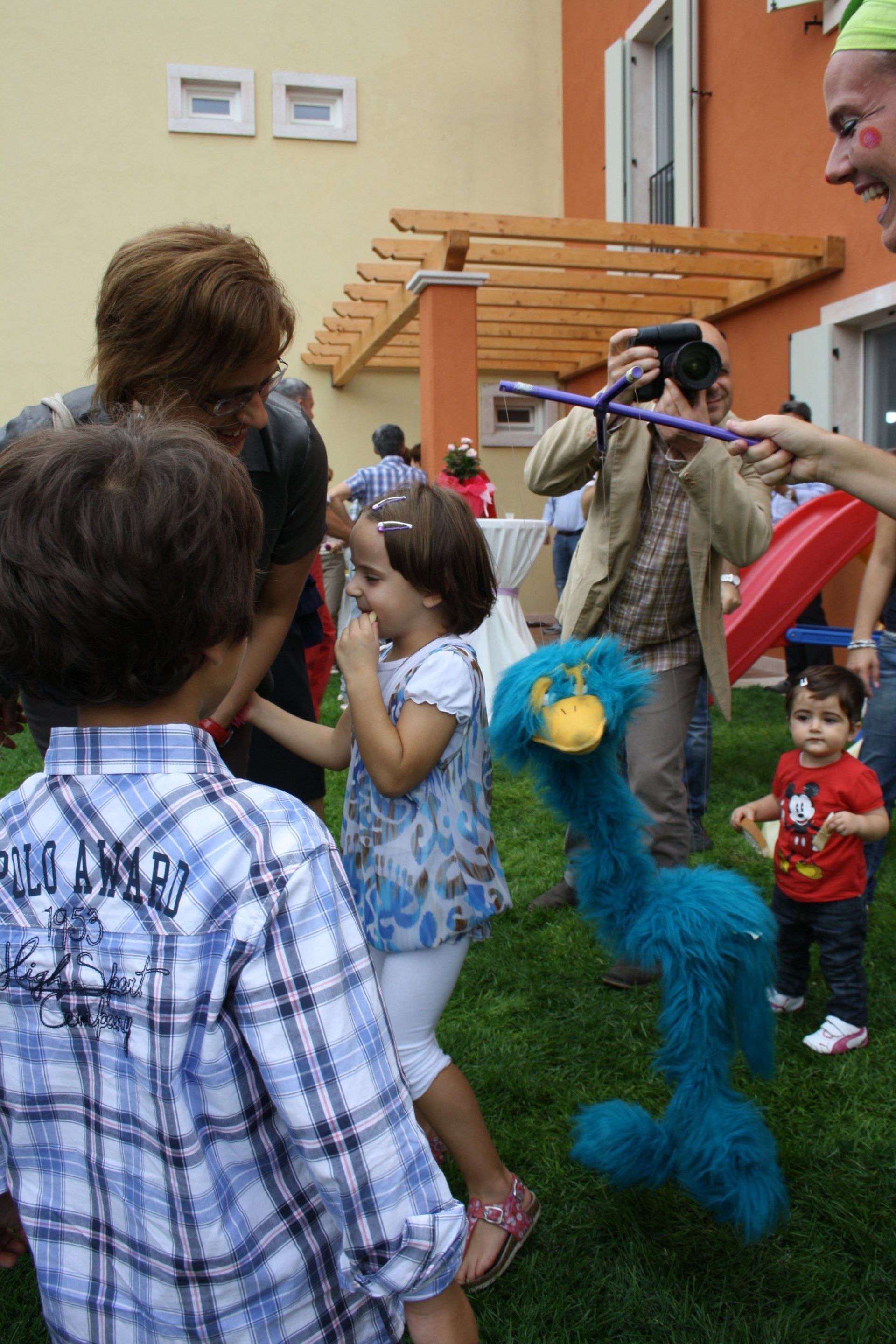 bambini giocano in giardino