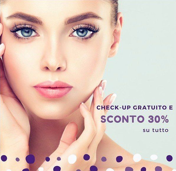 Donna con pelle perfetta, mani sul viso, con il testo: