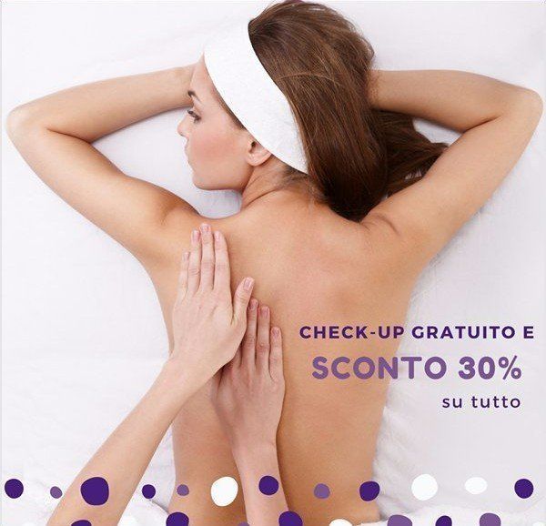 Donna che riceve un massaggio manuale alla schiena. Testo: Check-up gratuito e sconto del 30%. Sfondo bianco, dettagli viola.