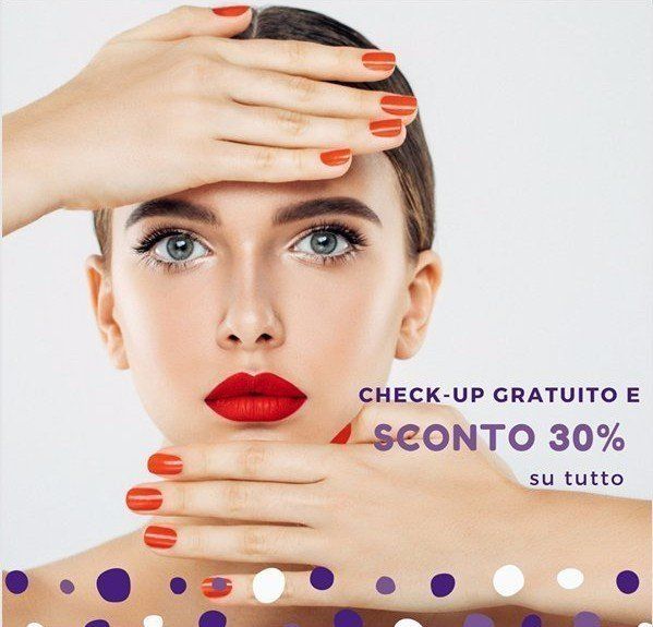 Donna con rossetto e unghie rosse, offre controllo gratuito e sconto del 30%.