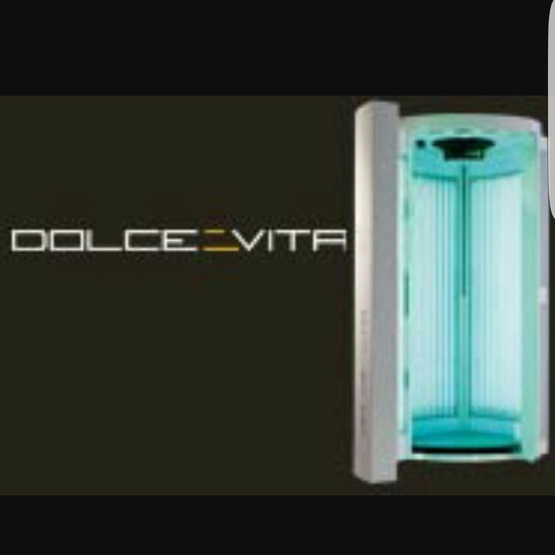 Lettino abbronzante Dolce Vita con luci interne blu su sfondo nero.