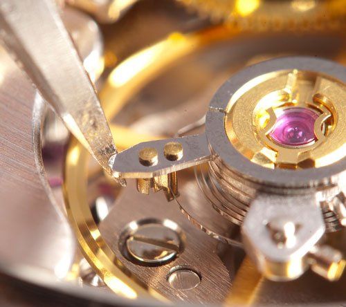 un insieme di ingranaggi di un orologio un insieme di ingranaggi di un orologio
