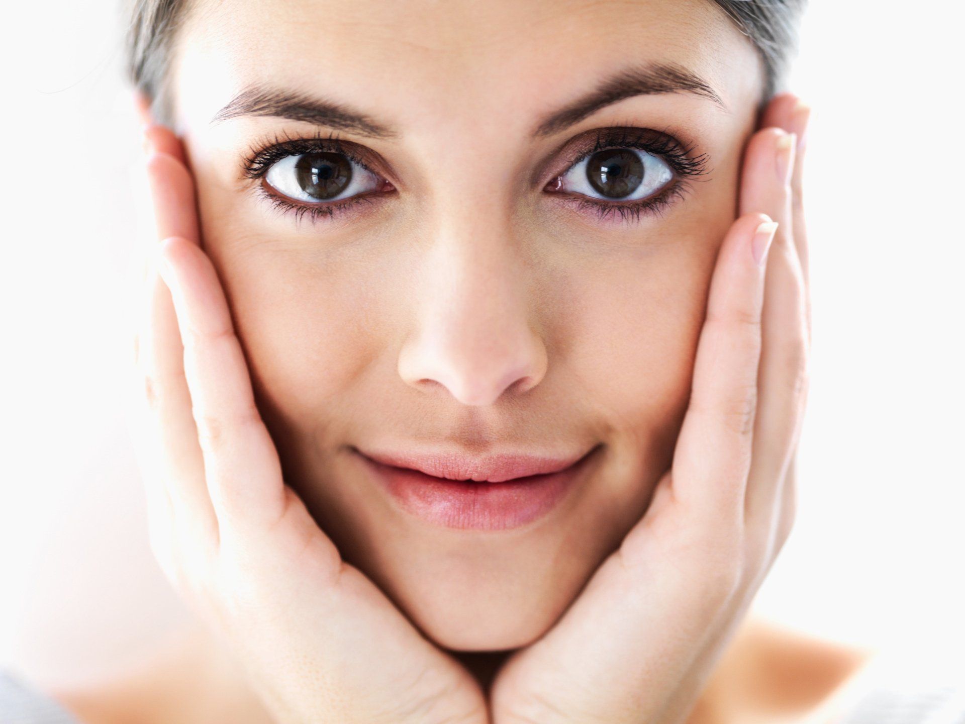 soin du visage au lait de chèvre bio Le lait de chèvre contient des vitamines, telles que A, B1, B6, B12, C, D, E, etc., et des minéraux, tels que le zinc, le cuivre, le fer, le sélénium, etc. En outre, il contient également des acides gras, des acides aminés, de l’acide citrique, des antioxydants et des enzymes. Tous ces éléments sont nécessaires non seulement pour notre corps mais aussi pour notre peau.