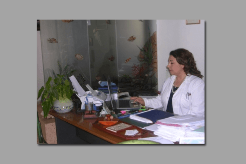 Medico al lavoro alla scrivania