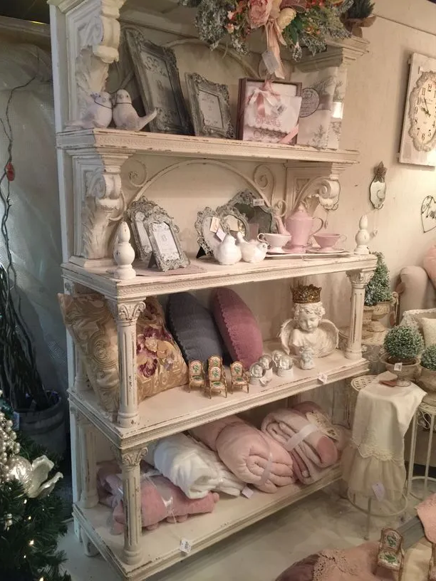 esposizione oggettistica d'arredo per la casa
