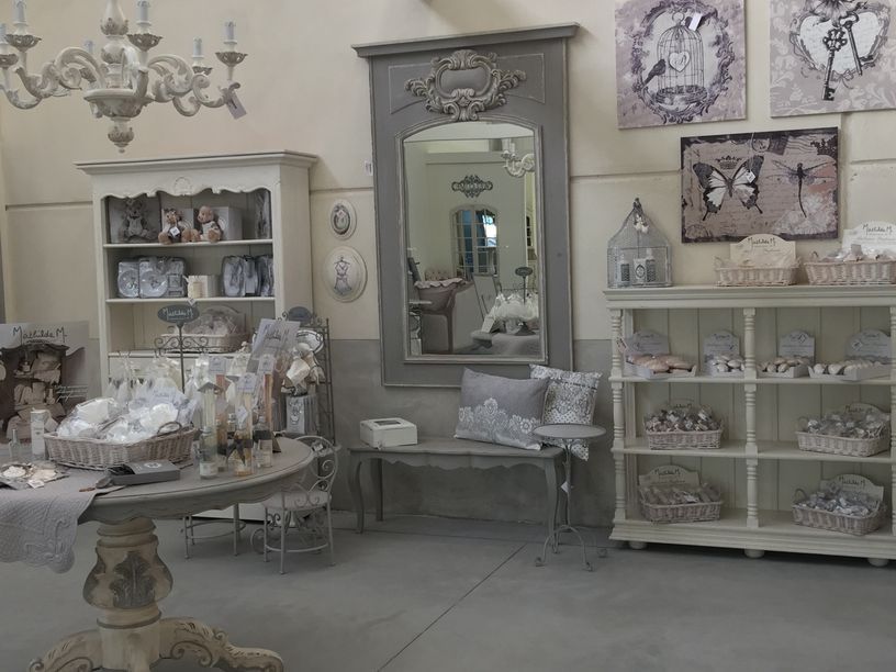 interni show-room con specchiere e mobili
