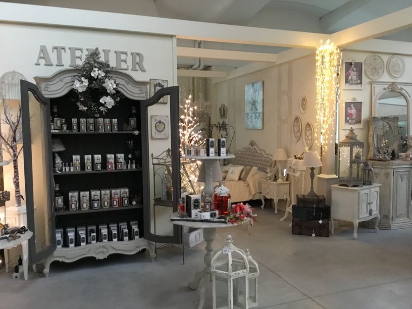 interni show-room con credenza dallo stile classico