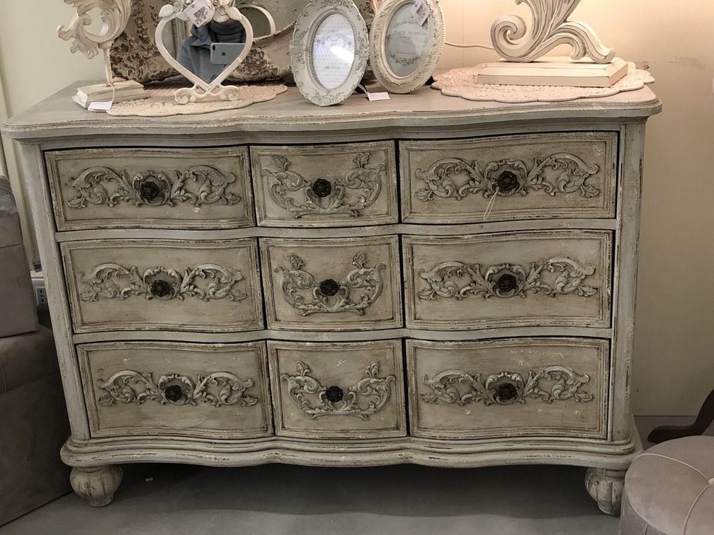 cassettiera classica con incisioni in legno e decorazioni