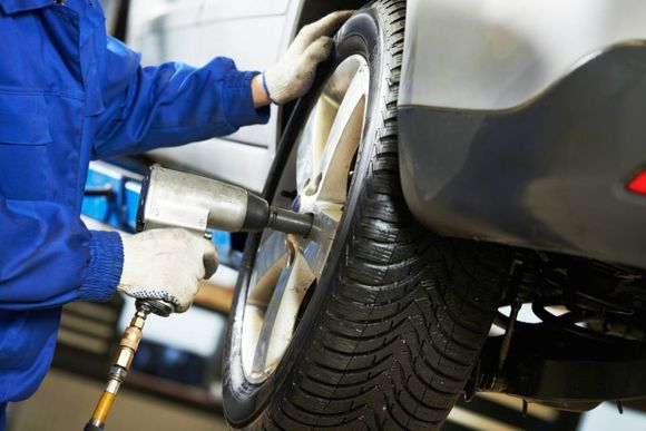 tecnico cambia una gomma