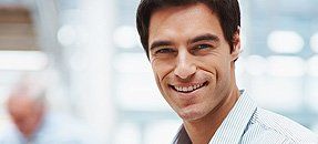 uomo sorridente