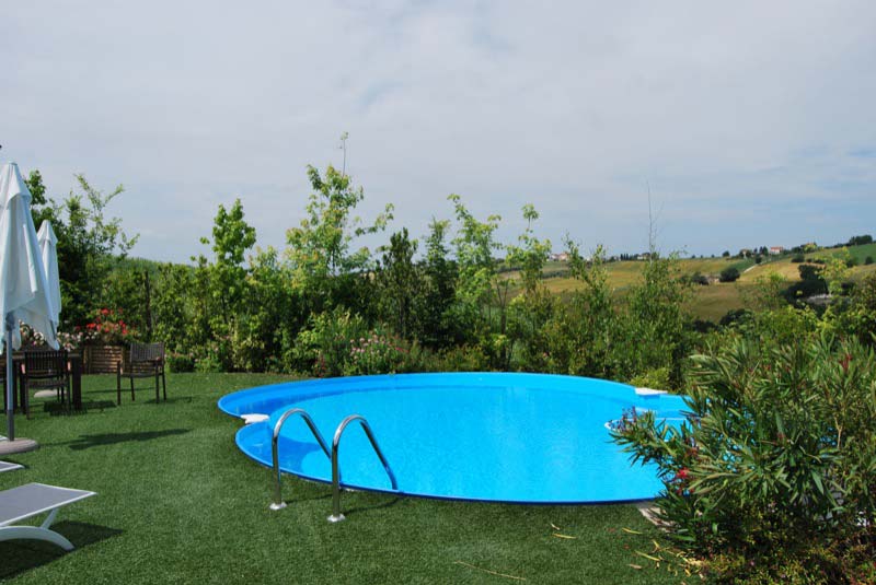 Piscina nel giardino a Ostra Vetere