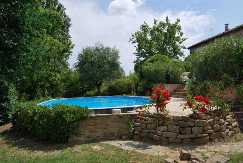 Piscina nel giardino a Ostra Vetere
