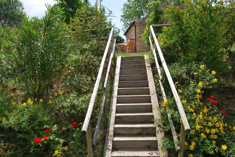Giardino con scale di una casa a Ostra Vetere