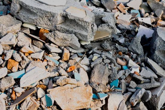 accumulo di rifiuti inerti dopo una demolizione