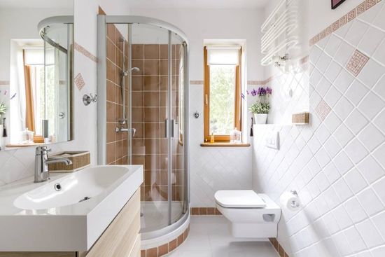 locale bagno con rivestimento a piastrelle