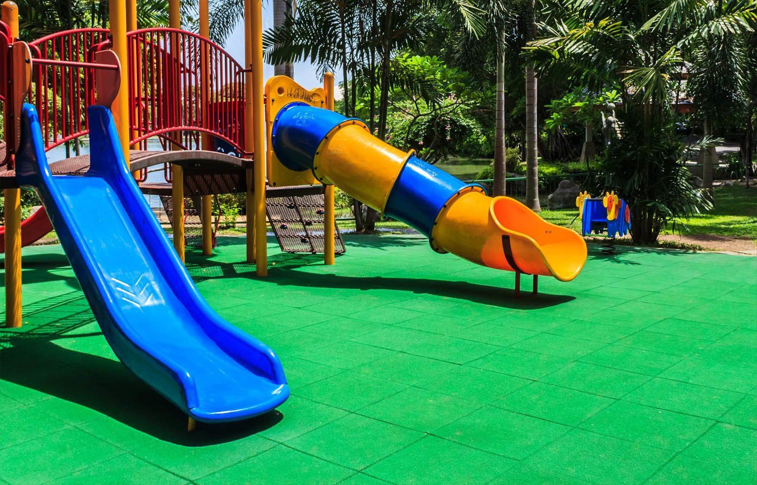 piso en caucho para parques infantiles