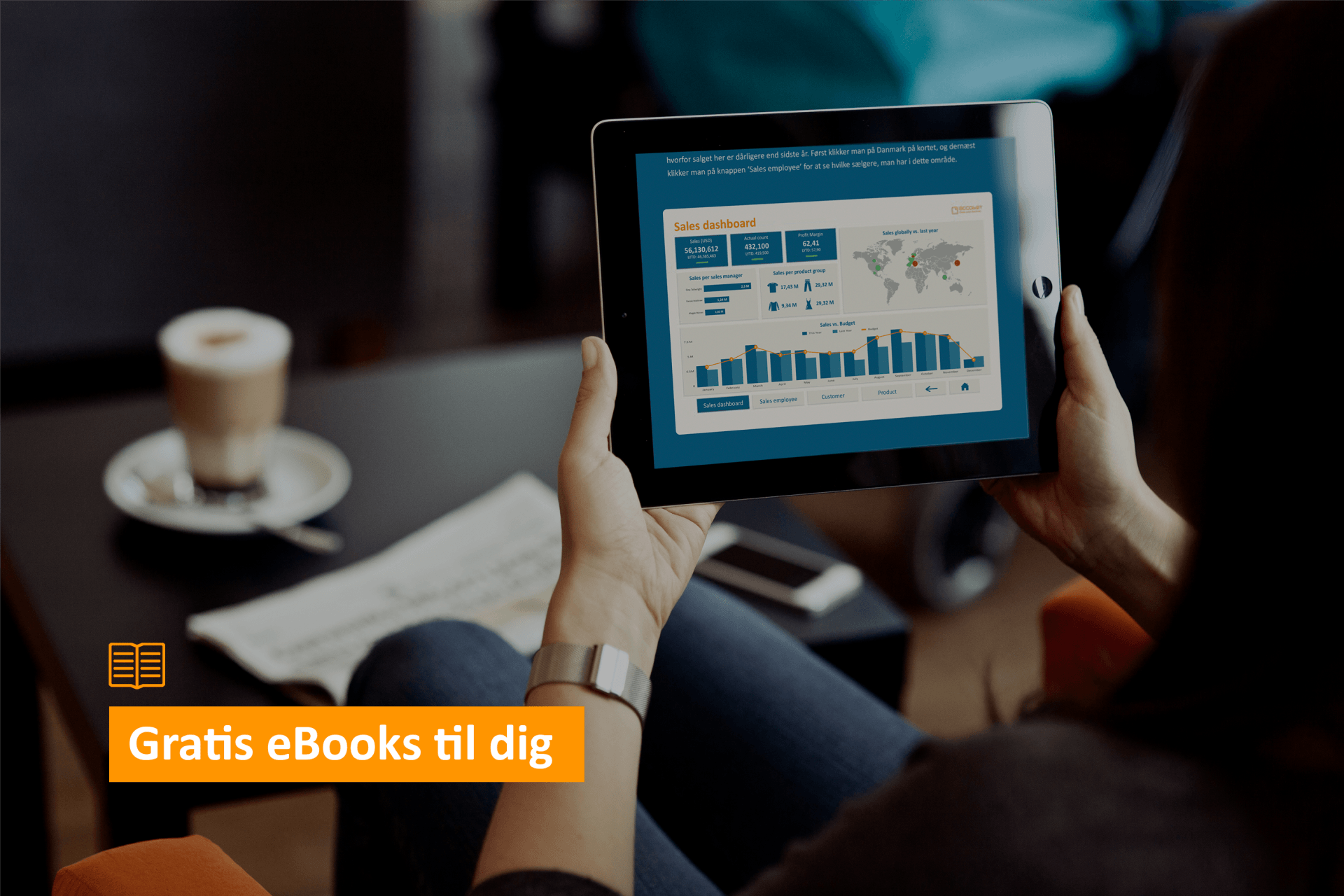 En person holder en tablet i hænderne med et skilt, der siger gratis e-bøger til dig
