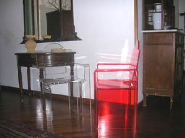 sedia in plexiglass rossa