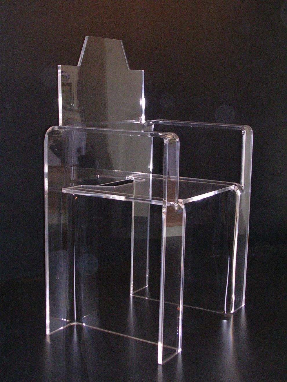 sedia in plexiglass trasparente