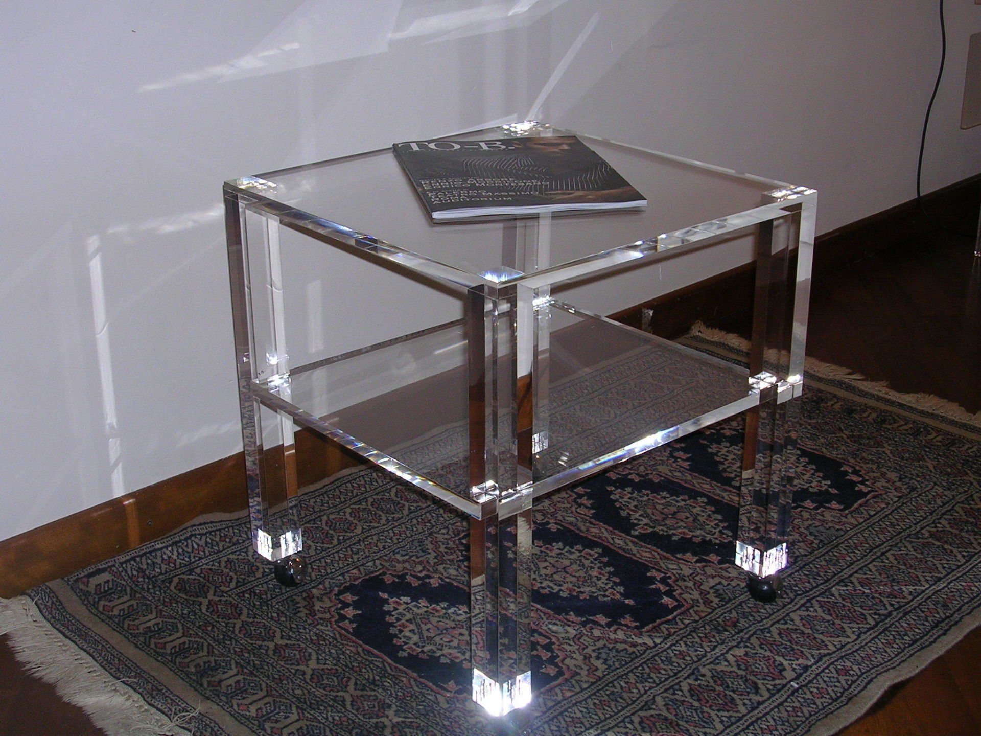 tavolo di design in materiali plastici